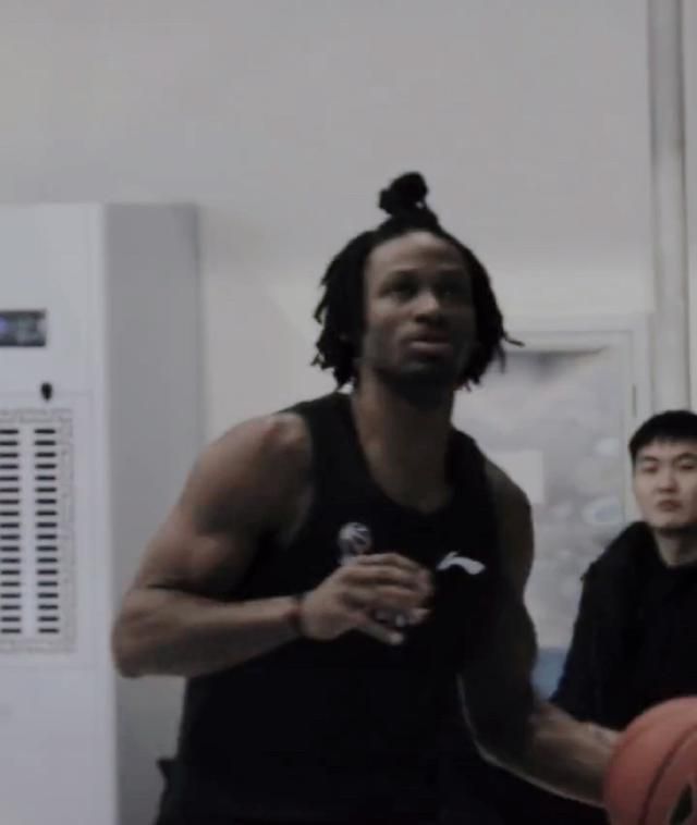 特尔施特根连续缺席了3场俱乐部比赛，而Alex Pintanel指出，阿隆索是因为背部问题缺席。